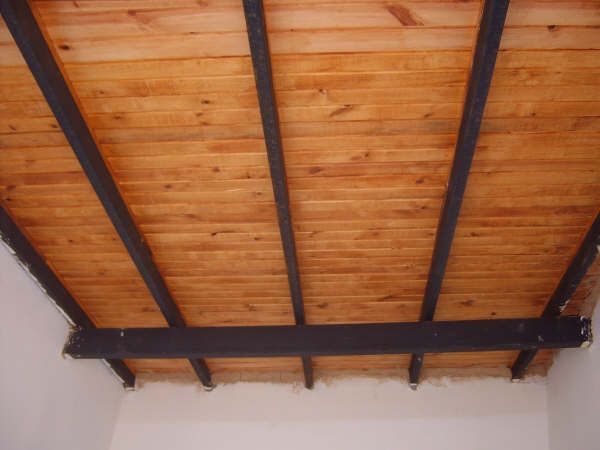 Detalle constructivo de acabados en madera y acero